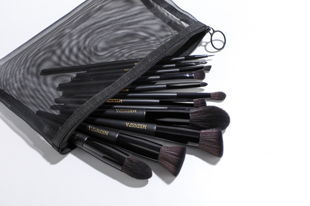 Professional synthetic brush set with mesh bag